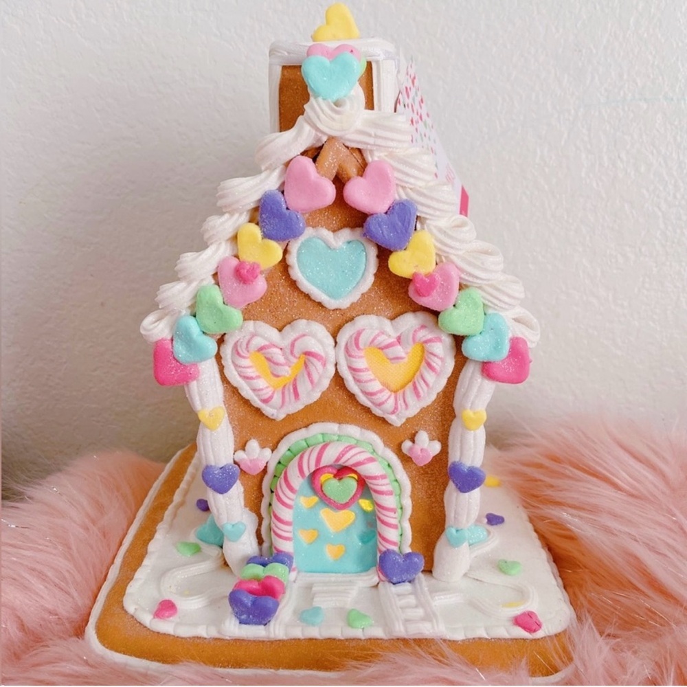 LOVE & CUPCAKES Pastel Valentine’s LightUp Conversation Hearts Gingerbread House